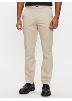 Calvin Klein Chinosy K10K110963 Beżowy Slim Fit ze sklepu MODIVO w kategorii Spodnie męskie - zdjęcie 182670086