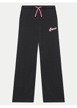 Guess Spodnie dresowe J4YQ15 KA6R4 Czarny Relaxed Fit ze sklepu MODIVO w kategorii Spodnie chłopięce - zdjęcie 182670898
