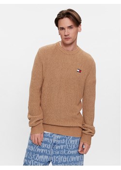 Tommy Jeans Sweter Tonal Xs Badge DM0DM17776 Beżowy Regular Fit ze sklepu MODIVO w kategorii Swetry męskie - zdjęcie 182671437