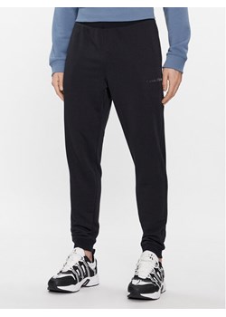 Calvin Klein Performance Spodnie dresowe 00GMS4P634 Czarny Regular Fit ze sklepu MODIVO w kategorii Spodnie męskie - zdjęcie 182672076