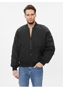 Calvin Klein Jeans Kurtka bomber J30J324070 Czarny Relaxed Fit ze sklepu MODIVO w kategorii Kurtki męskie - zdjęcie 182673276