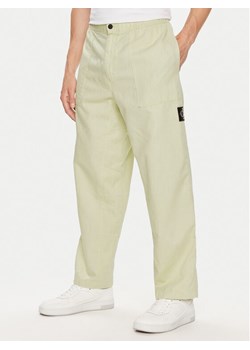 Calvin Klein Jeans Spodnie materiałowe J30J325126 Zielony Regular Fit ze sklepu MODIVO w kategorii Spodnie męskie - zdjęcie 182673789