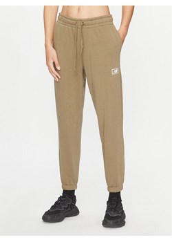 New Balance Spodnie dresowe Essentials French Terry Pant WP33508 Zielony Regular Fit ze sklepu MODIVO w kategorii Spodnie męskie - zdjęcie 182674616