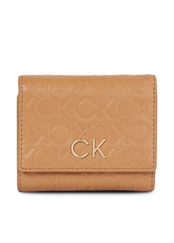 Calvin Klein Portfel damski Re-Lock Trifold Xs Emb K60K611321 Brązowy ze sklepu MODIVO w kategorii Portfele damskie - zdjęcie 182674996