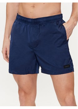Calvin Klein Swimwear Szorty kąpielowe KM0KM00939 Granatowy Regular Fit ze sklepu MODIVO w kategorii Kąpielówki - zdjęcie 182675046
