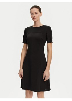 Calvin Klein Sukienka codzienna K20K208151 Czarny Regular Fit ze sklepu MODIVO w kategorii Sukienki - zdjęcie 182675236