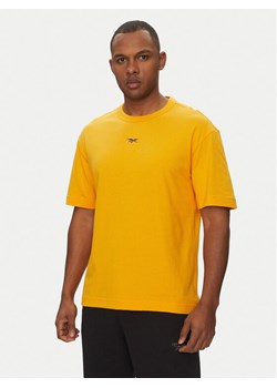 Reebok T-Shirt 100214894 Pomarańczowy Regular Fit ze sklepu MODIVO w kategorii T-shirty męskie - zdjęcie 182675667