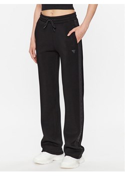 Guess Spodnie dresowe V3RB21 K7UW2 Czarny Regular Fit ze sklepu MODIVO w kategorii Spodnie damskie - zdjęcie 182676328