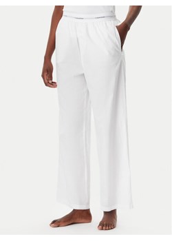 Calvin Klein Underwear Spodnie piżamowe LV00QS7410 Biały Regular Fit ze sklepu MODIVO w kategorii Piżamy damskie - zdjęcie 182676359