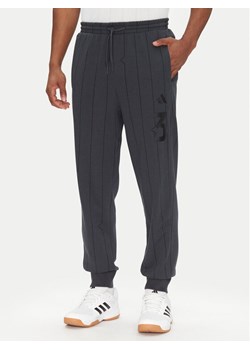 adidas Spodnie dresowe Seasonal Essentials US Sport JD8101 Szary Regular Fit ze sklepu MODIVO w kategorii Spodnie męskie - zdjęcie 182676645