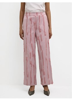 Karen by Simonsen Spodnie materiałowe Masha 10104778 Różowy Relaxed Fit ze sklepu MODIVO w kategorii Spodnie damskie - zdjęcie 182676995