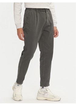 Tommy Jeans Chinosy Isaac DM0DM20693 Szary Slim Fit ze sklepu MODIVO w kategorii Spodnie męskie - zdjęcie 182677096