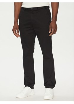 Tommy Jeans Chinosy Austin DM0DM20282 Czarny Slim Fit ze sklepu MODIVO w kategorii Spodnie męskie - zdjęcie 182677389
