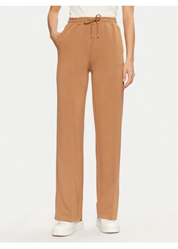Guess Spodnie dresowe V5RB19 KCOB2 Brązowy Regular Fit ze sklepu MODIVO w kategorii Spodnie damskie - zdjęcie 182677606