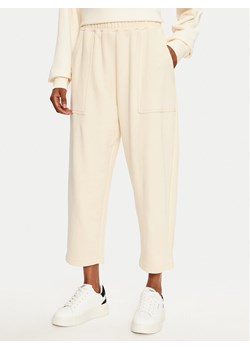 ViCOLO Spodnie dresowe TS0478 Écru Regular Fit ze sklepu MODIVO w kategorii Spodnie damskie - zdjęcie 182677667