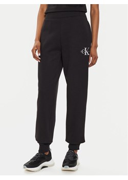 Calvin Klein Jeans Spodnie dresowe Monologo J20J223590 Czarny Relaxed Fit ze sklepu MODIVO w kategorii Spodnie damskie - zdjęcie 182678047