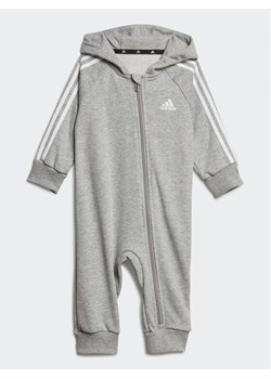 adidas Kombinezon IJ8111 Szary Regular Fit ze sklepu MODIVO w kategorii Kombinezony dziewczęce - zdjęcie 182678966