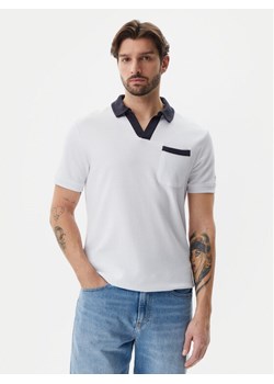 Guess Polo F5GP01 KC5Y1 Biały Regular Fit ze sklepu MODIVO w kategorii T-shirty męskie - zdjęcie 182679265