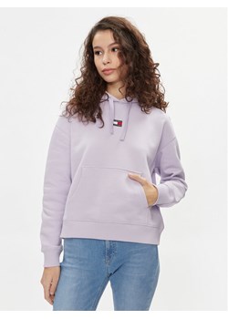 Tommy Jeans Bluza Badge DW0DW17326 Fioletowy Boxy Fit ze sklepu MODIVO w kategorii Bluzy damskie - zdjęcie 182679378