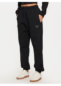 REPLAY Spodnie dresowe W8086B.000.23040P Czarny Regular Fit ze sklepu MODIVO w kategorii Spodnie damskie - zdjęcie 182680425