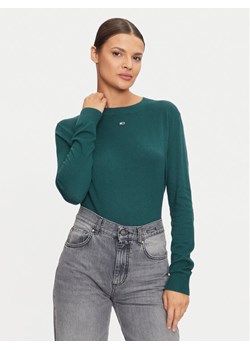 Tommy Jeans Sweter Essential DW0DW17254 Zielony Regular Fit ze sklepu MODIVO w kategorii Swetry damskie - zdjęcie 182681228