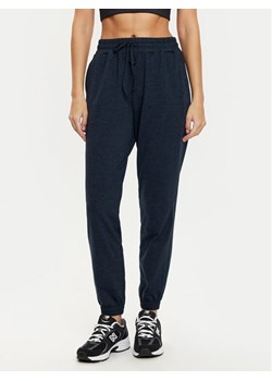 Girlfriend Collective Spodnie dresowe ReSet 6016 Granatowy Slim Fit ze sklepu MODIVO w kategorii Spodnie damskie - zdjęcie 182681237