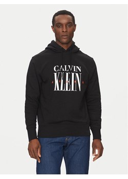 Calvin Klein Jeans Bluza Serif Font Graphic J30J327520 Czarny Regular Fit ze sklepu MODIVO w kategorii Bluzy męskie - zdjęcie 182681265