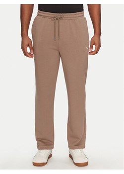 Puma Spodnie dresowe Ess 629651 Brązowy Relaxed Fit ze sklepu MODIVO w kategorii Spodnie męskie - zdjęcie 182681297