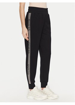 Guess Spodnie dresowe W5RB00 KBYE2 Czarny Regular Fit ze sklepu MODIVO w kategorii Spodnie damskie - zdjęcie 182681515