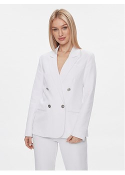 Guess Marynarka Amanda W4RN41 WFWX2 Biały Regular Fit - id: 0000303399481 - marki Guess - 182681676 Guess Marynarka Amanda W4RN41 WFWX2 Biały Regular Fit ze sklepu MODIVO w kategorii Marynarki damskie - zdjęcie 182681676