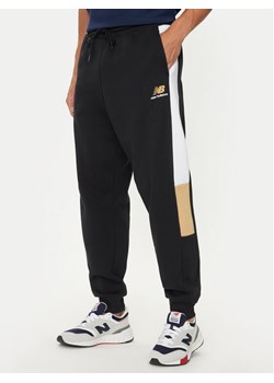New Balance Spodnie dresowe MP43522BK Czarny Relaxed Fit ze sklepu MODIVO w kategorii Spodnie męskie - zdjęcie 182681727