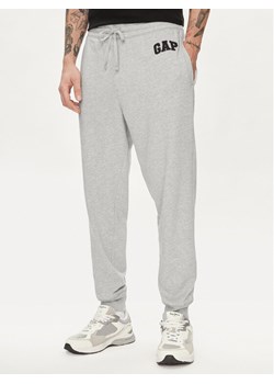 Gap Spodnie dresowe 868463-02 Szary Regular Fit ze sklepu MODIVO w kategorii Spodnie męskie - zdjęcie 182682365