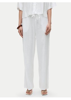 Vero Moda Spodnie materiałowe Linn 10305091 Biały Loose Fit ze sklepu MODIVO w kategorii Spodnie damskie - zdjęcie 182682767