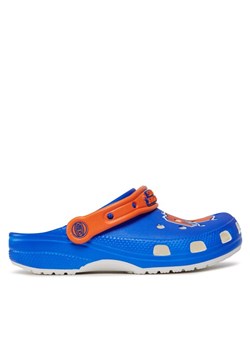 Crocs Klapki Crocs Classic Nba New York Knicks Clog 208862 Biały ze sklepu MODIVO w kategorii Klapki męskie - zdjęcie 182682876