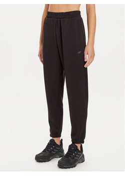 4F Spodnie dresowe 4FWAW24TTROF0840 Czarny Loose Fit ze sklepu MODIVO w kategorii Spodnie damskie - zdjęcie 182682925