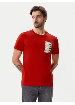 Calvin Klein Jeans T-Shirt Serif Box Graphic J30J327474 Czerwony Regular Fit ze sklepu MODIVO w kategorii T-shirty męskie - zdjęcie 182682959