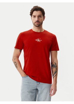 Calvin Klein Jeans T-Shirt Monologo J30J325649 Czerwony Regular Fit ze sklepu MODIVO w kategorii T-shirty męskie - zdjęcie 182682999
