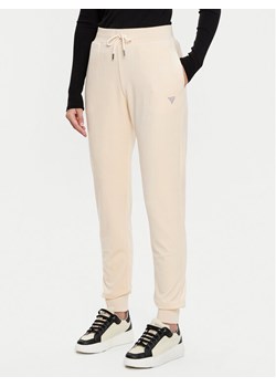 Guess Spodnie dresowe V3BB27 KBXI2 Beżowy Regular Fit - id: 0000304589386 - marki Guess - 182683009 Guess Spodnie dresowe V3BB27 KBXI2 Beżowy Regular Fit ze sklepu MODIVO w kategorii Spodnie damskie - zdjęcie 182683009