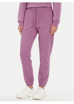 Gant Spodnie dresowe Tonal Archive Shield 4200709 Różowy Regular Fit ze sklepu MODIVO w kategorii Spodnie damskie - zdjęcie 182683318