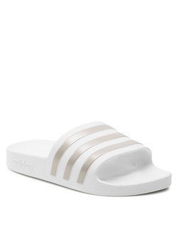 adidas Klapki Adilette Aqua EF1730 Biały ze sklepu MODIVO w kategorii Klapki damskie - zdjęcie 182683388