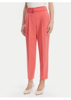 BOSS Spodnie materiałowe Tapiah 50490037 Różowy Regular Fit ze sklepu MODIVO w kategorii Spodnie damskie - zdjęcie 182683825