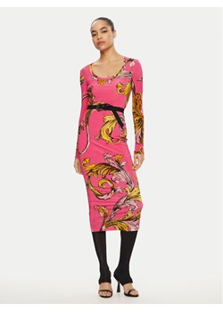 Versace Jeans Couture Sukienka codzienna 78HAO920 Różowy Regular Fit ze sklepu MODIVO w kategorii Sukienki - zdjęcie 182684496