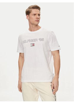 Tommy Hilfiger T-Shirt 85' MW0MW34427 Biały Regular Fit ze sklepu MODIVO w kategorii T-shirty męskie - zdjęcie 182684767