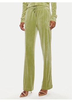 Juicy Couture Spodnie dresowe Tina JCAPW045 Zielony Regular Fit ze sklepu MODIVO w kategorii Spodnie damskie - zdjęcie 182685048