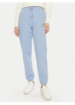 Guess Spodnie dresowe W5RB63 K68I4 Niebieski Regular Fit ze sklepu MODIVO w kategorii Spodnie damskie - zdjęcie 182685579