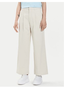 ONLY Spodnie materiałowe Stella 15311377 Écru Regular Fit ze sklepu MODIVO w kategorii Spodnie damskie - zdjęcie 182685978