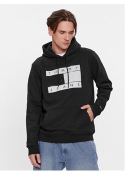 Tommy Jeans Bluza Flag Spray DM0DM17911 Czarny Regular Fit ze sklepu MODIVO w kategorii Bluzy męskie - zdjęcie 182686145