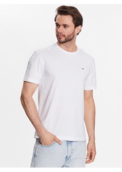 Calvin Klein T-Shirt Smooth K10K110589 Biały Regular Fit ze sklepu MODIVO w kategorii T-shirty męskie - zdjęcie 182686259