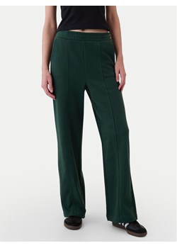 Gap Spodnie dresowe 523579-00 Zielony Regular Fit ze sklepu MODIVO w kategorii Spodnie damskie - zdjęcie 182686545