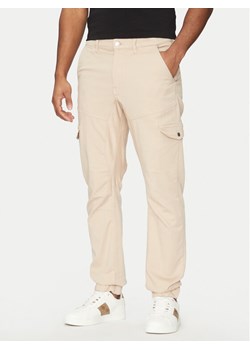 Guess Spodnie materiałowe M5RB54 WGXY1 Beżowy Slim Fit ze sklepu MODIVO w kategorii Spodnie męskie - zdjęcie 182686599